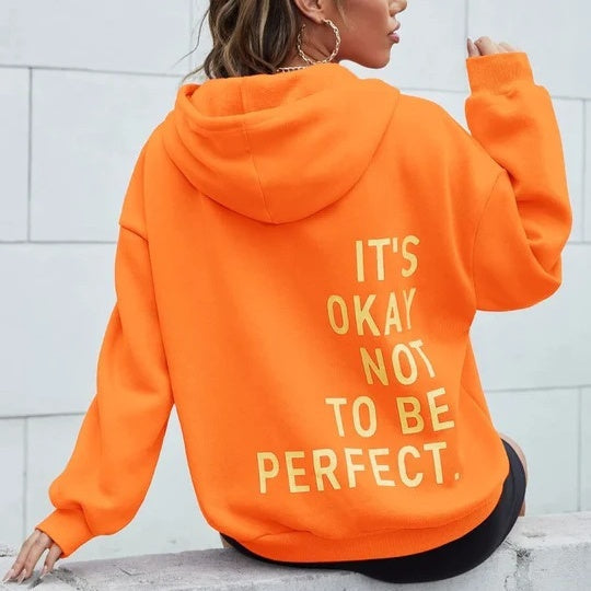 "Hoodie femme Juviane gris, unicolore avec imprimé inspirant 'It's Okay Not To Be Perfect' au dos, confort décontracté."