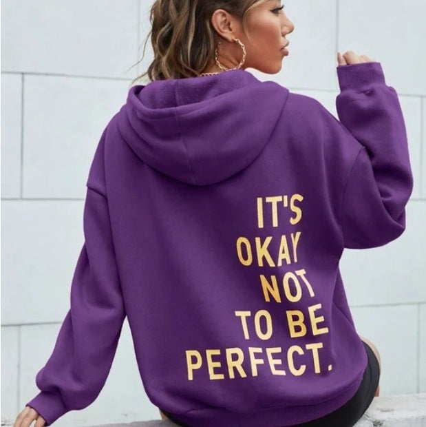 "Hoodie femme Juviane gris, unicolore avec imprimé inspirant 'It's Okay Not To Be Perfect' au dos, confort décontracté."