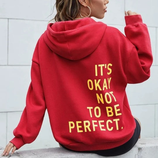 "Hoodie femme Juviane gris, unicolore avec imprimé inspirant 'It's Okay Not To Be Perfect' au dos, confort décontracté."