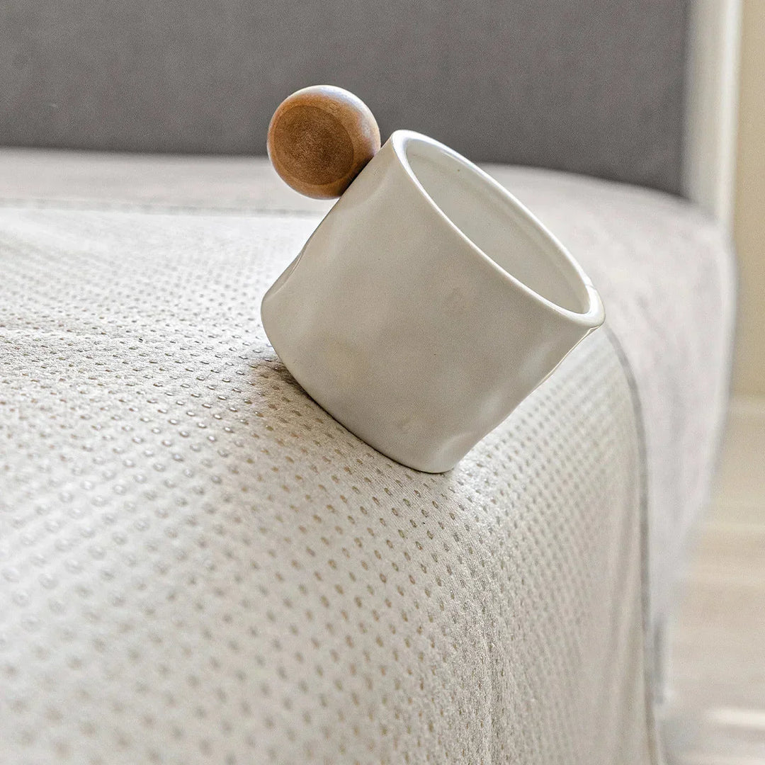 "Housse de canapé anti-griffures moderne, design élégant, écologique, protège la surface, idéale pour animaux de compagnie."