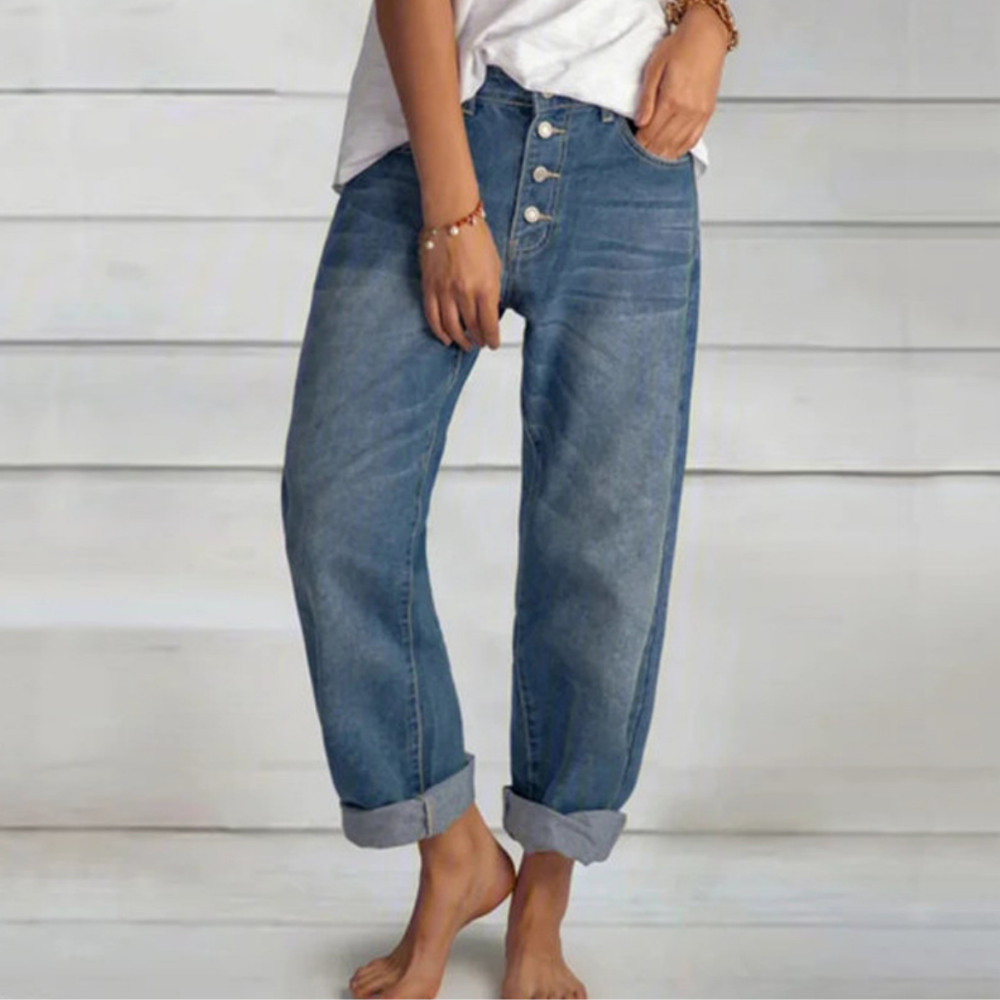 Jean femme taille haute vintage avec coupe droite, couleur denim bleu, détail boutonnage multiple sur le devant.