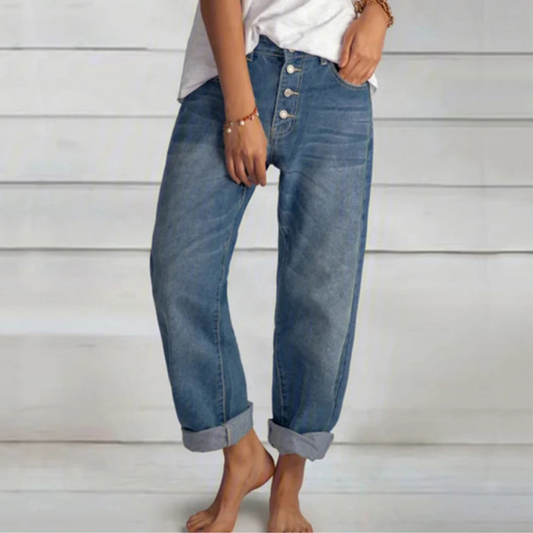 Jean femme taille haute vintage avec coupe droite, couleur denim bleu, détail boutonnage multiple sur le devant.