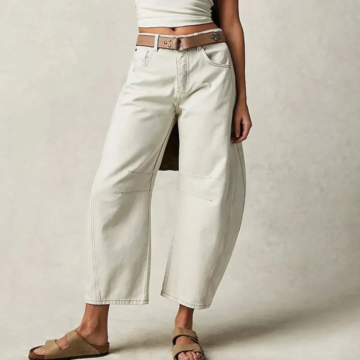 "Jean large femme bleu marine en coton, coupe ample, vue de face, style confortable et élégant pour toutes morphologies."