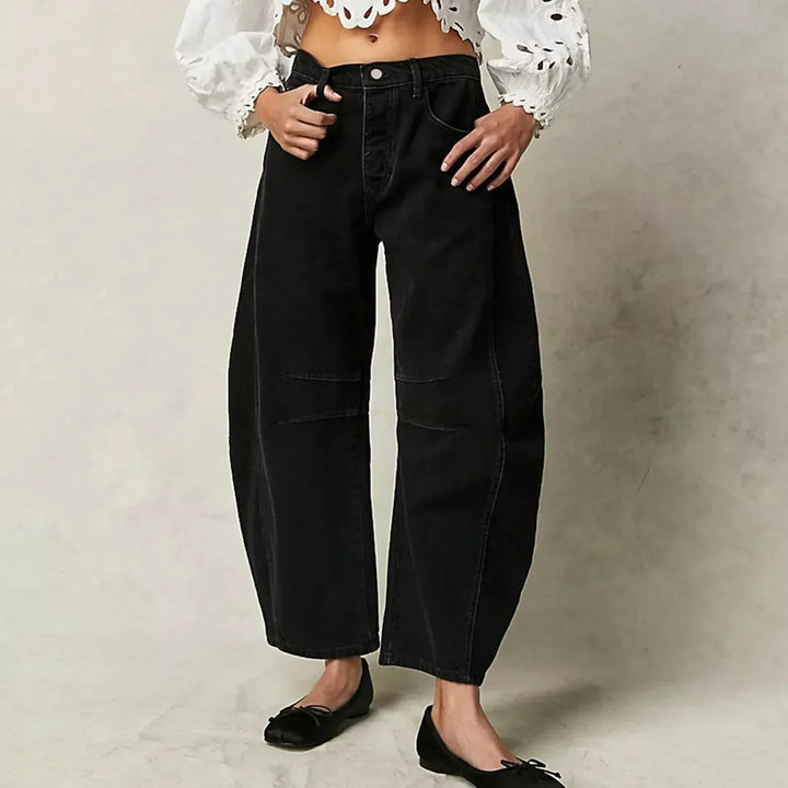 "Jean large femme bleu marine en coton, coupe ample, vue de face, style confortable et élégant pour toutes morphologies."