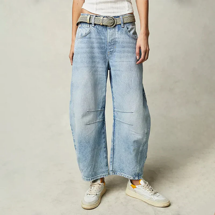 "Jean large femme bleu marine en coton, coupe ample, vue de face, style confortable et élégant pour toutes morphologies."