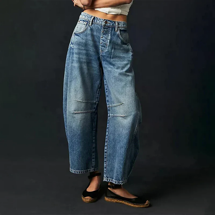 "Jean large femme bleu marine en coton, coupe ample, vue de face, style confortable et élégant pour toutes morphologies."