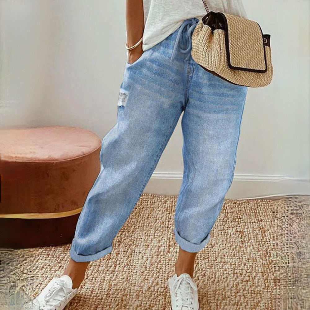 Jeans femme bleu denim classique, coupe flatteuse, poches pratiques, couture élégante, parfait pour sublimer la silhouette.