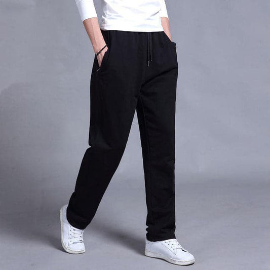 "Joggers noirs pour homme, style urbain et décontracté, avec coupe fuselée et poches zippées pratiques."
