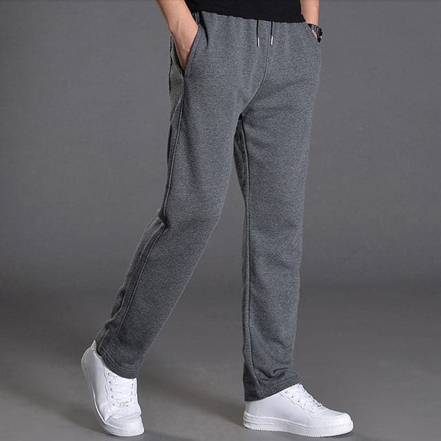 "Joggers noirs pour homme, style urbain et décontracté, avec coupe fuselée et poches zippées pratiques."