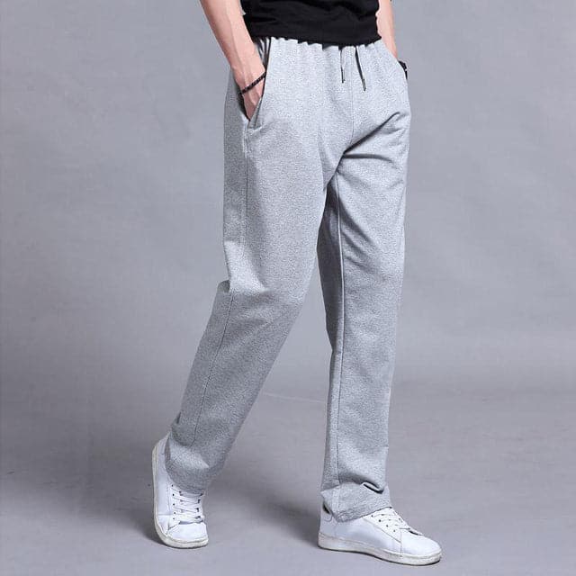 "Joggers noirs pour homme, style urbain et décontracté, avec coupe fuselée et poches zippées pratiques."