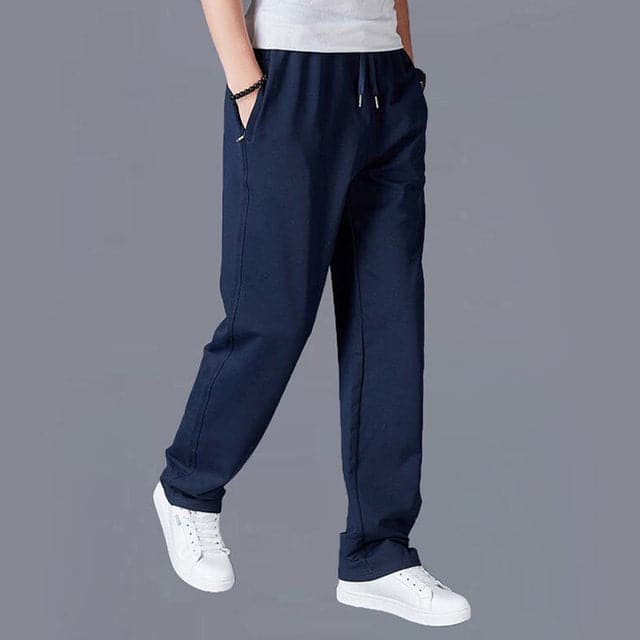 "Joggers noirs pour homme, style urbain et décontracté, avec coupe fuselée et poches zippées pratiques."