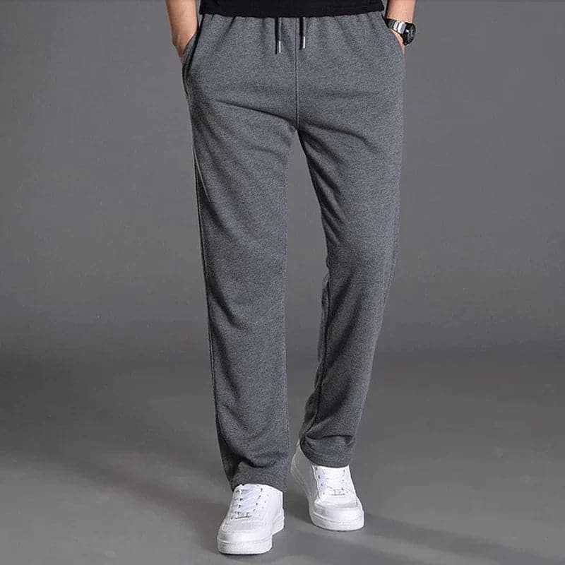 "Joggers noirs pour homme, style urbain et décontracté, avec coupe fuselée et poches zippées pratiques."