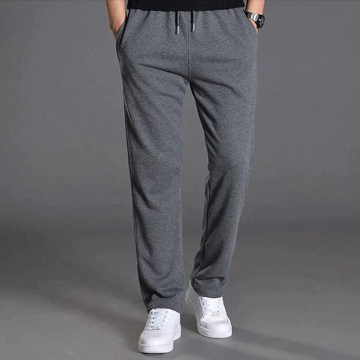 "Joggers noirs pour homme, style urbain et décontracté, avec coupe fuselée et poches zippées pratiques."