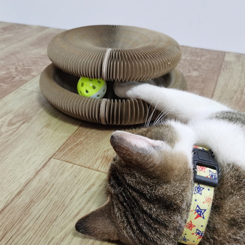 "Jouet griffoir pour chats avec balle interactive et surface en carton, design rotatif, matériau écologique."