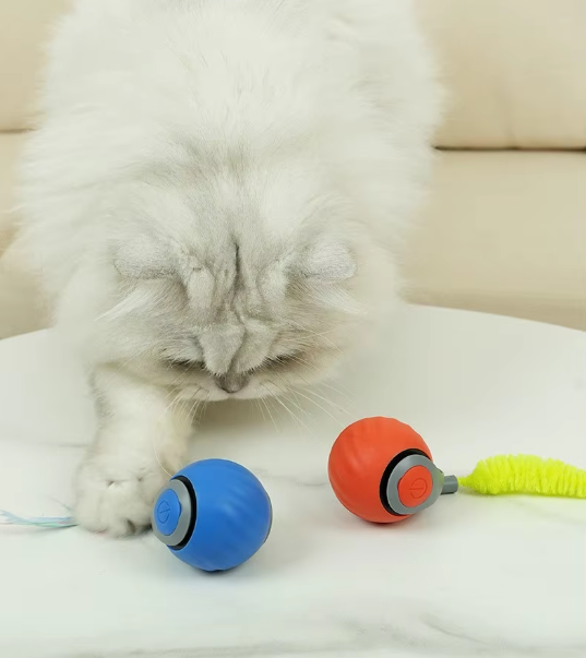 "Jouet pour chat automoteur orange avec mouvements interactifs, stimulant l'instinct de chasse et offrant du divertissement."