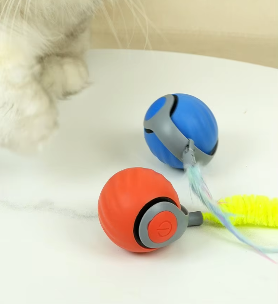"Jouet pour chat automoteur orange avec mouvements interactifs, stimulant l'instinct de chasse et offrant du divertissement."