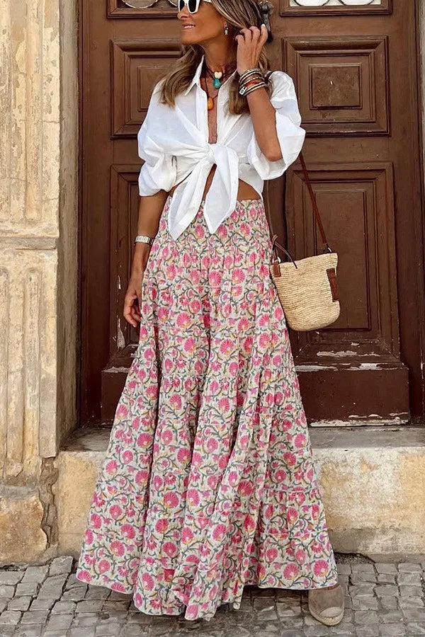 Jupe longue boho chic pour femme avec imprimé floral vibrant et tissu aérien, idéale pour l'été et les escapades à la plage.