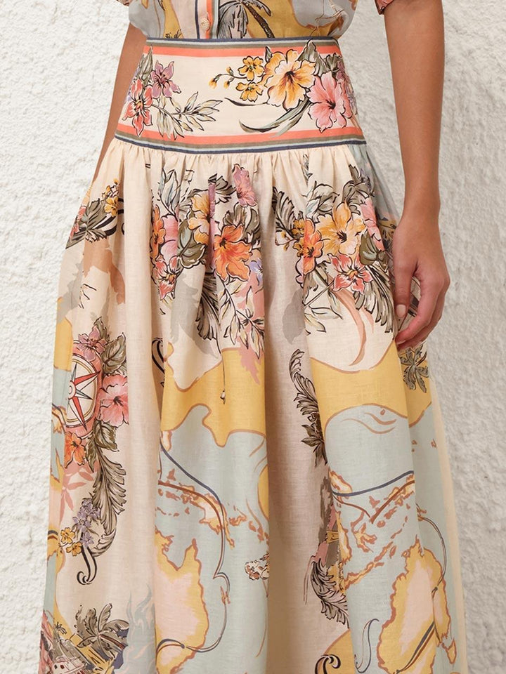 "Jupe midi élégante taille haute avec motifs floraux doux, parfaite pour un look bohème et féminin en toute saison."