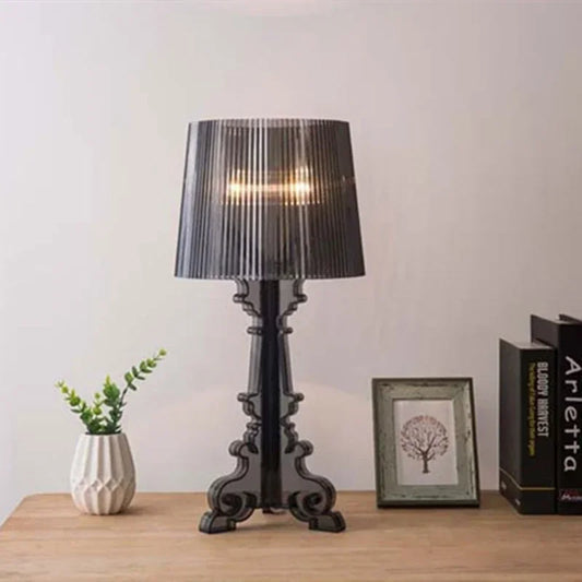 "Lampe de table élégante et glamour, design contemporain en blanc ou noir, éclairage doux pour ambiance luxueuse."