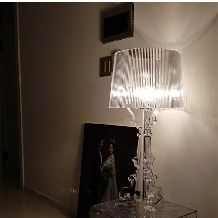 "Lampe de table élégante et glamour, design contemporain en blanc ou noir, éclairage doux pour ambiance luxueuse."