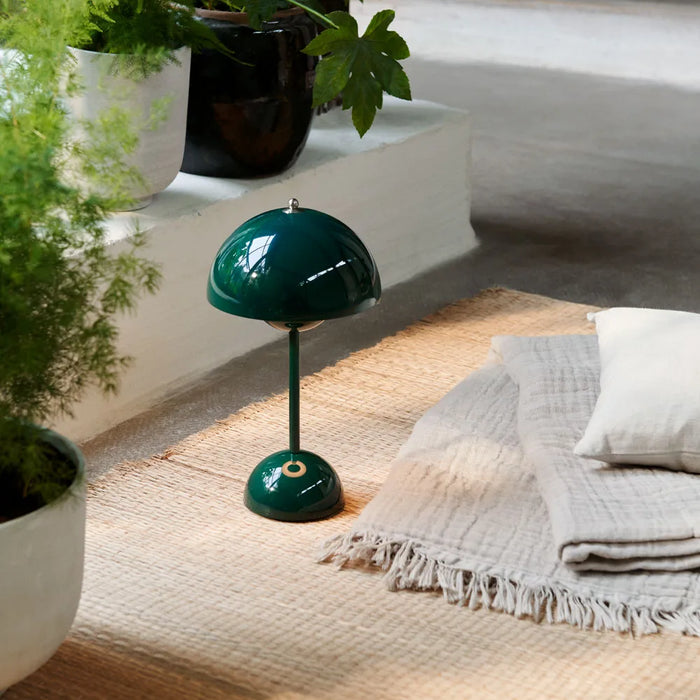 "Lampe de table LED beige, design élégant, sans fil, idéale pour salon, bureau, terrasses. Inspiration années 60."