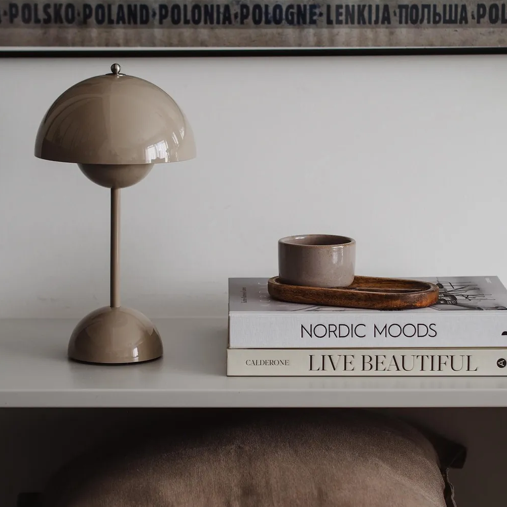 "Lampe de table LED beige, design élégant, sans fil, idéale pour salon, bureau, terrasses. Inspiration années 60."