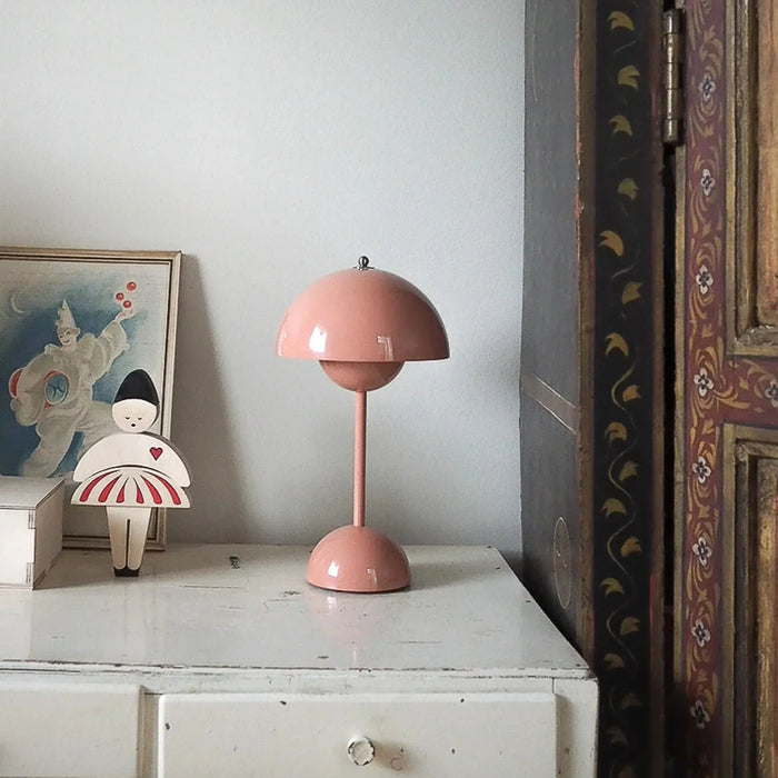 "Lampe de table LED beige, design élégant, sans fil, idéale pour salon, bureau, terrasses. Inspiration années 60."