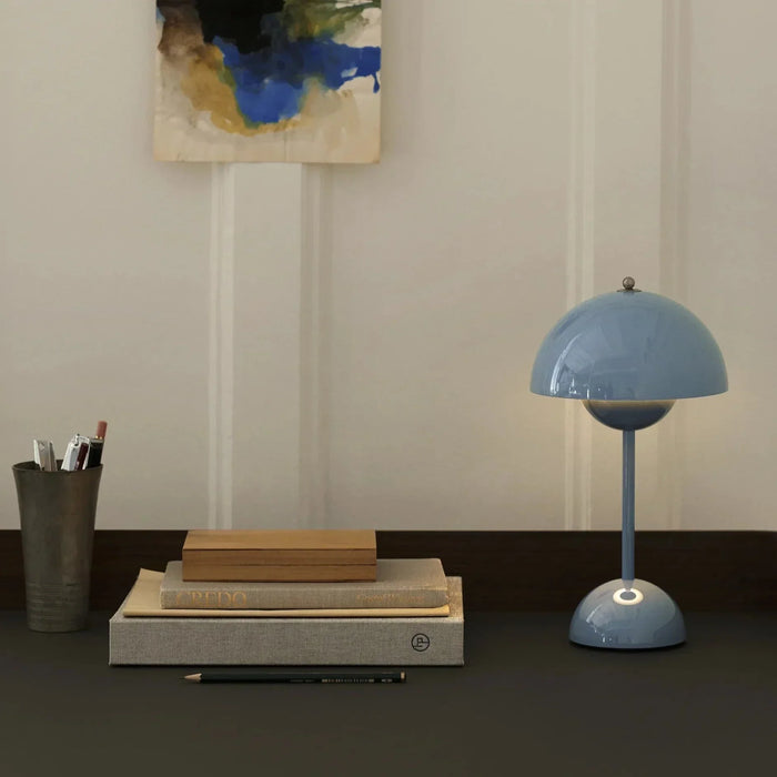 "Lampe de table LED beige, design élégant, sans fil, idéale pour salon, bureau, terrasses. Inspiration années 60."