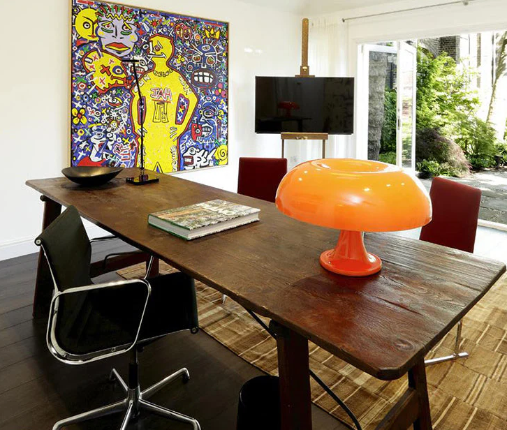 Lampe de table LED champignon minimaliste, design moderne élégant, forme champignon, éclairage chaleureux intérieur stylique.