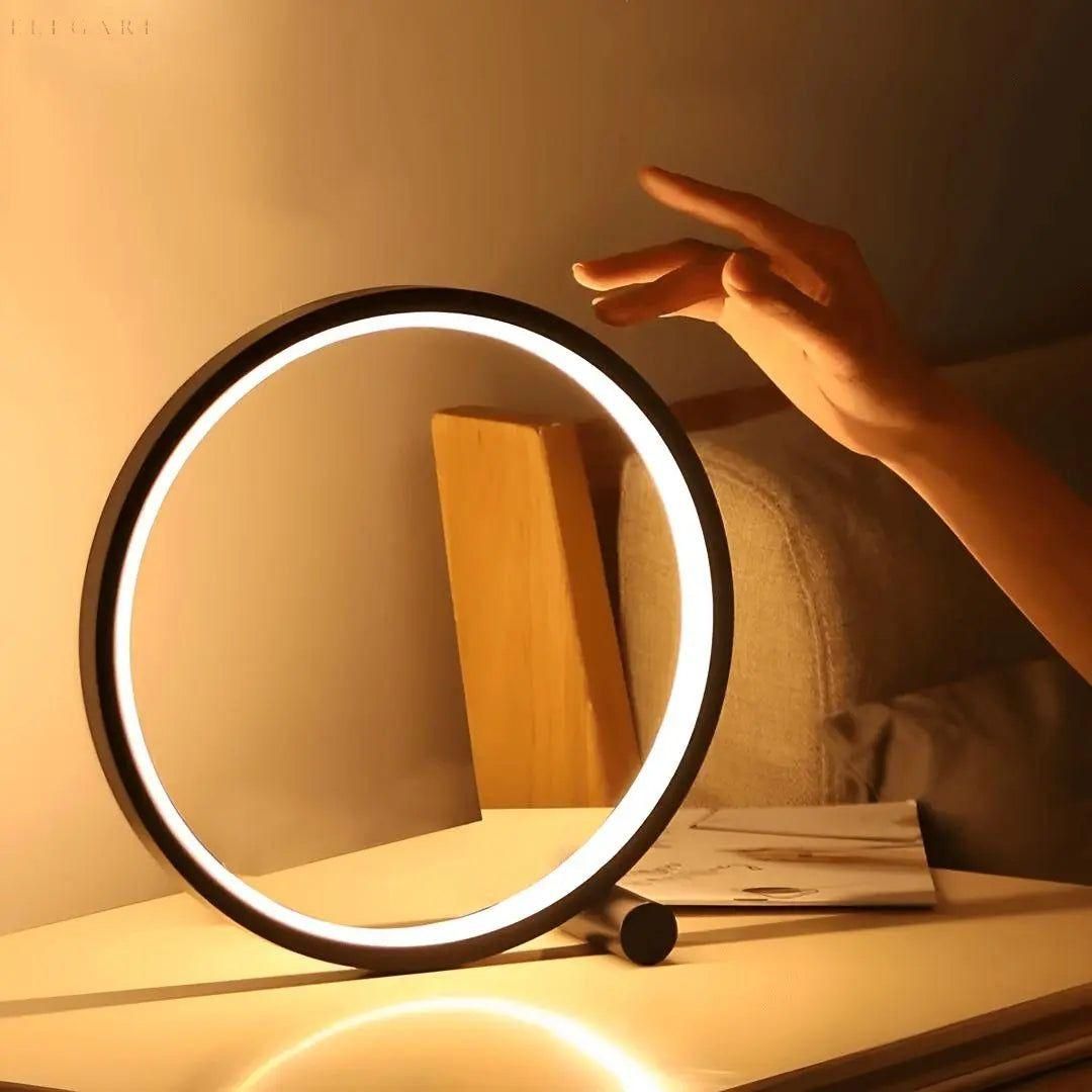"Lampe de table LED tactile moderne au design circulaire, minimaliste, offrant un éclairage élégant."