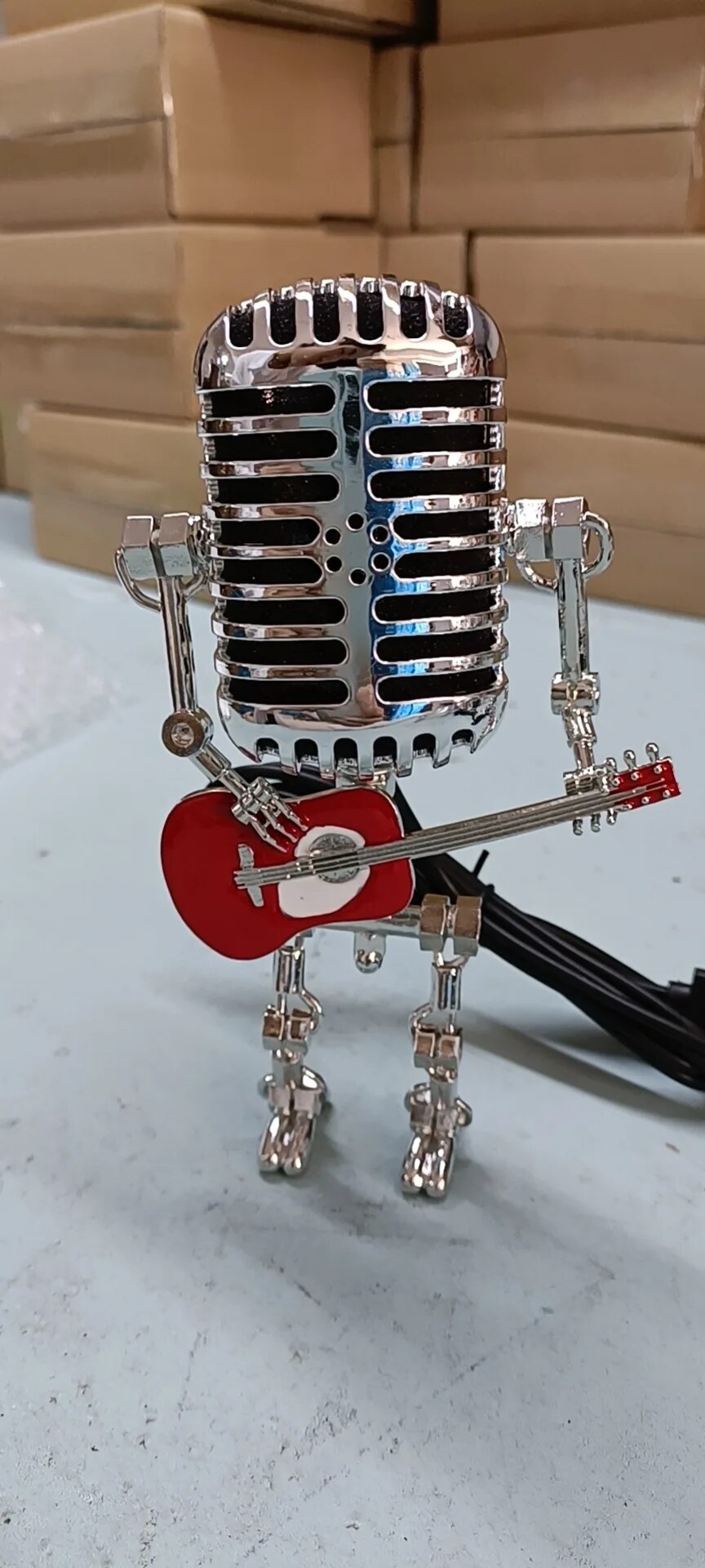 "Lampe de table robotique avec guitare, design original et artistique, ambiance chaleureuse pour décoration intérieure"