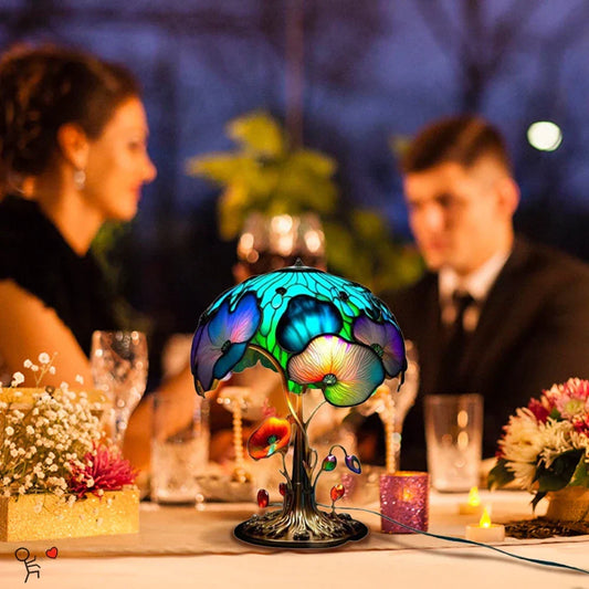 "Lampe en vitrail multicolore artistique, motifs colorés, éclat lumineux élégant pour un intérieur sophistiqué."