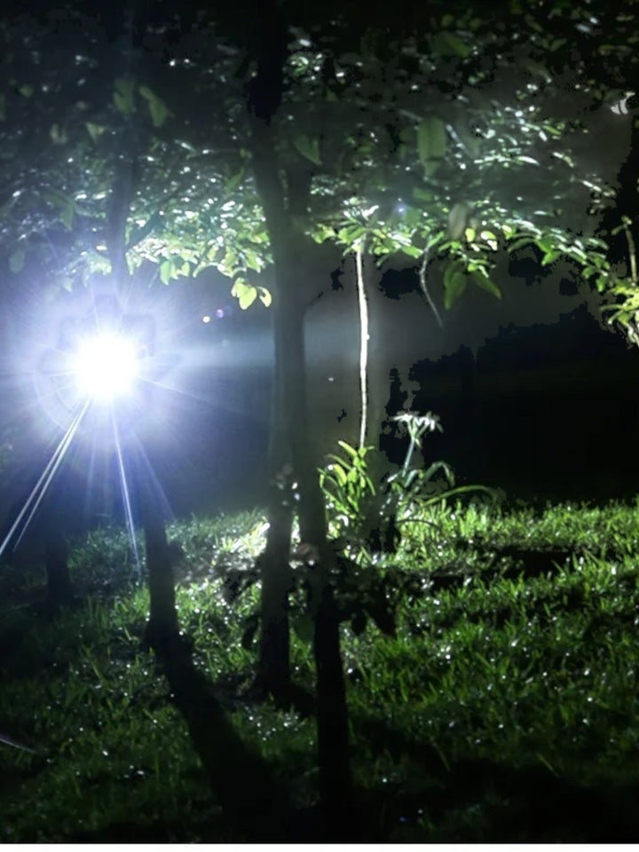 Lampe frontale étanche LED, puissante et rechargeable, avec faisceau lumineux réglable pour aventures nocturnes.