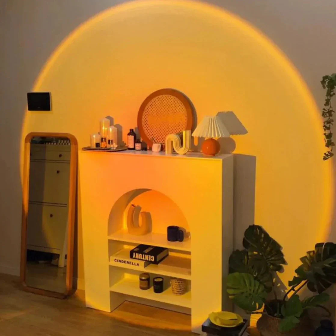 "Lampe LED ambiance soleil, multicolore, projette teintes chaudes; tête réglable 180°, diverses lentilles interchangeables."