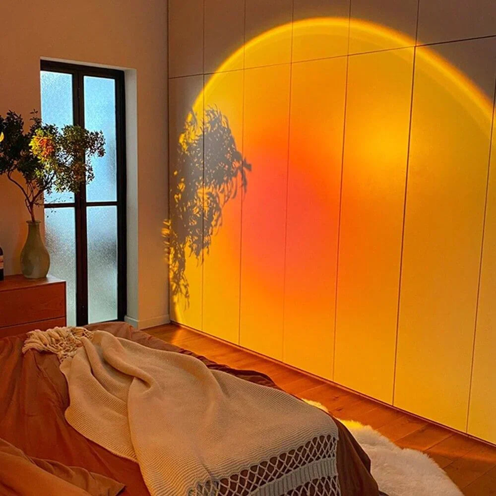 "Lampe LED ambiance soleil, multicolore, projette teintes chaudes; tête réglable 180°, diverses lentilles interchangeables."