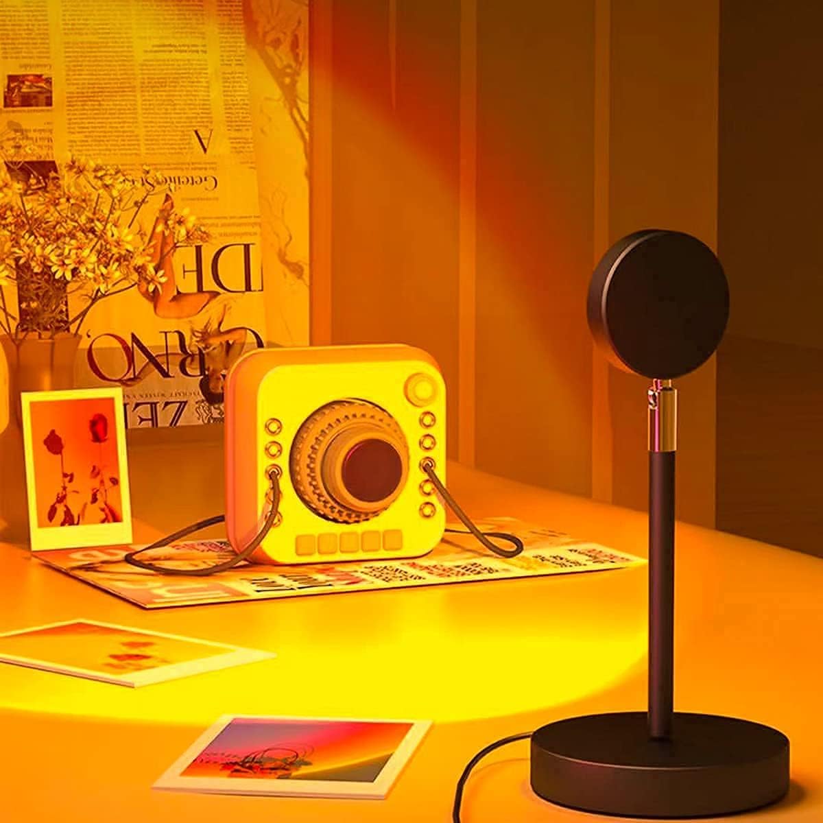 "Lampe LED ambiance soleil, multicolore, projette teintes chaudes; tête réglable 180°, diverses lentilles interchangeables."
