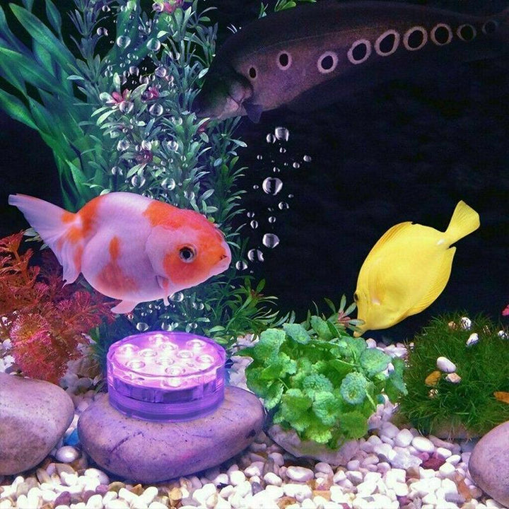 Lampe LED étanche sous-marine avec télécommande, 16 couleurs, modes lumineux variés pour piscine ou étang.