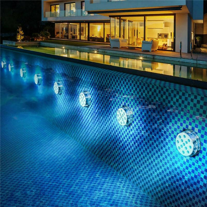 Lampe LED étanche sous-marine avec télécommande, 16 couleurs, modes lumineux variés pour piscine ou étang.