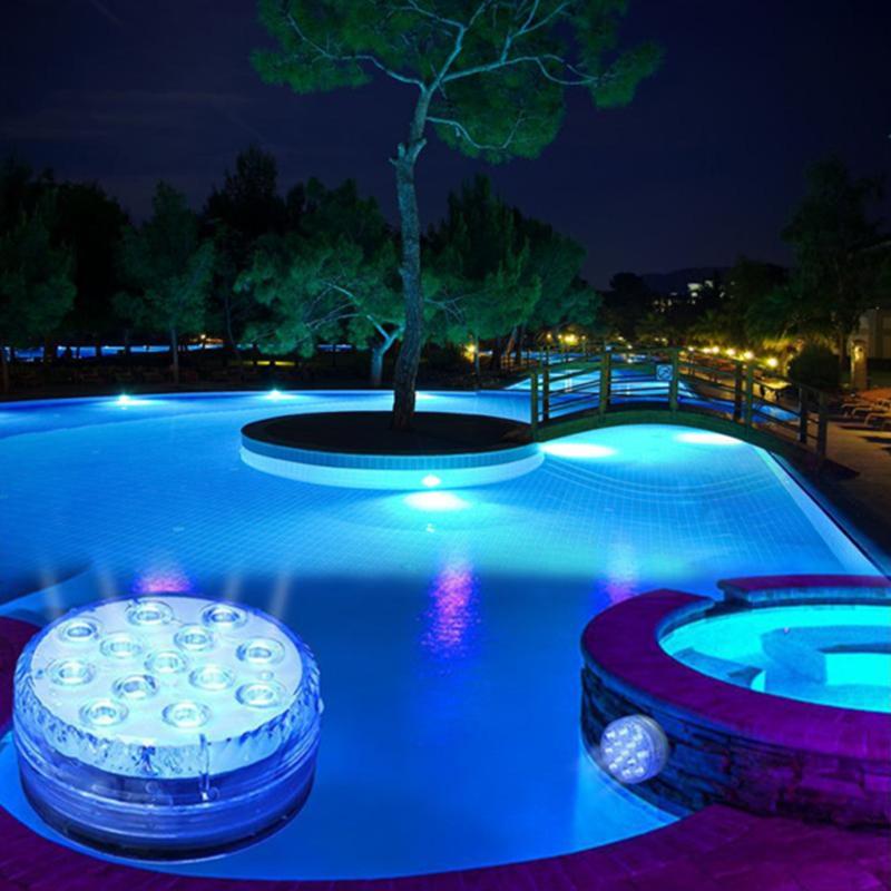 Lampe LED étanche sous-marine avec télécommande, 16 couleurs, modes lumineux variés pour piscine ou étang.