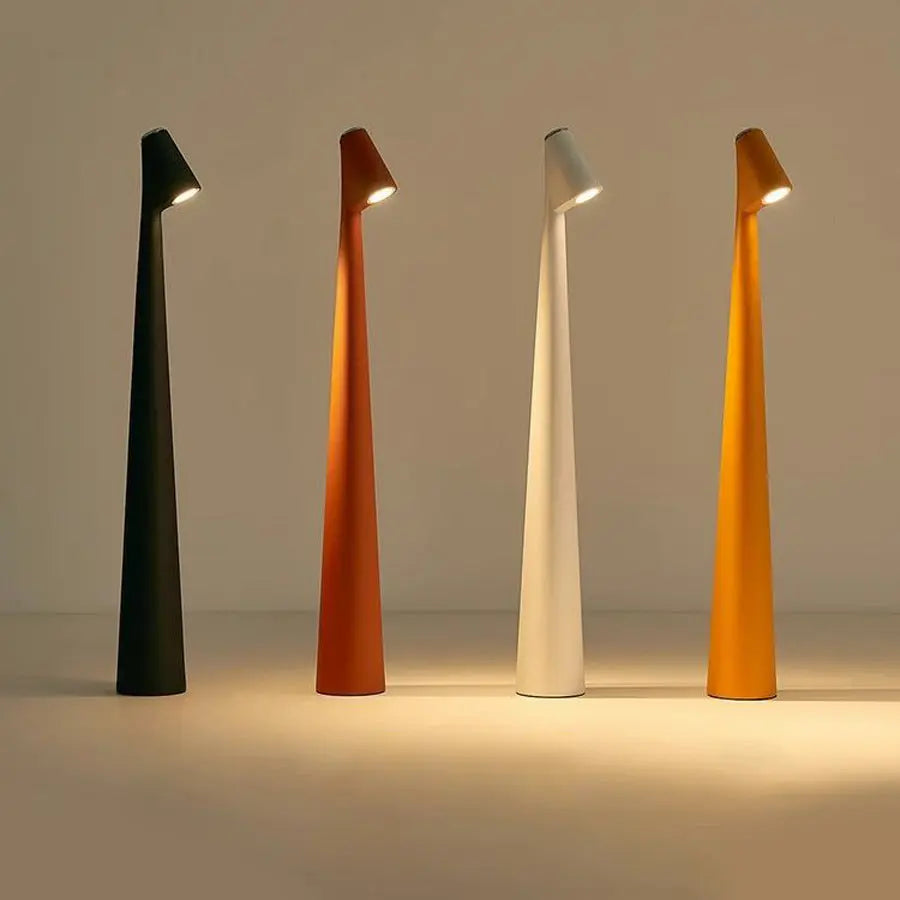 Lampe LED sans fil au design minimaliste, finition métallique, portable avec luminosité réglable, idéale pour tout intérieur.