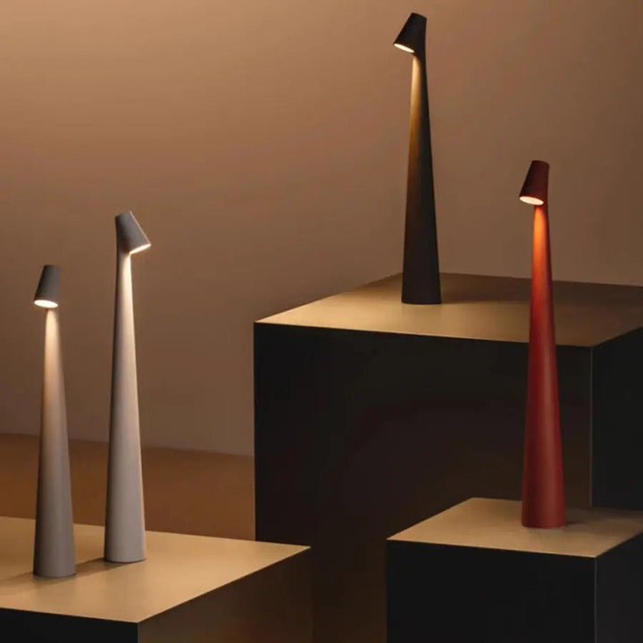 Lampe LED sans fil au design minimaliste, finition métallique, portable avec luminosité réglable, idéale pour tout intérieur.