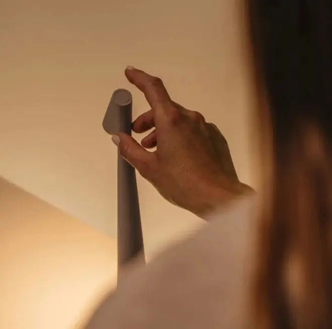 Lampe LED sans fil au design minimaliste, finition métallique, portable avec luminosité réglable, idéale pour tout intérieur.