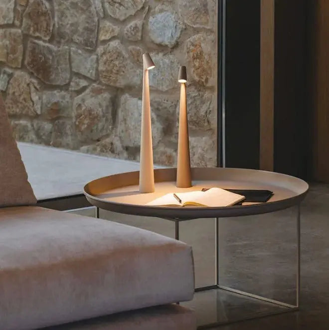 Lampe LED sans fil au design minimaliste, finition métallique, portable avec luminosité réglable, idéale pour tout intérieur.
