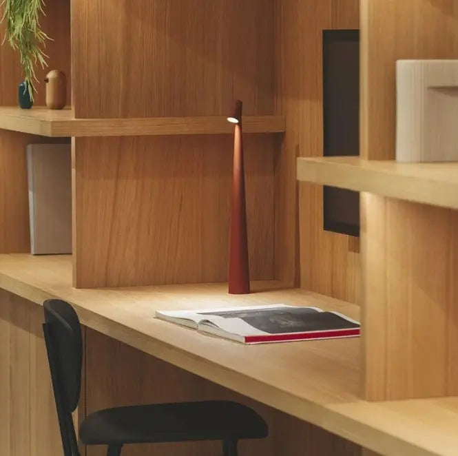 Lampe LED sans fil au design minimaliste, finition métallique, portable avec luminosité réglable, idéale pour tout intérieur.