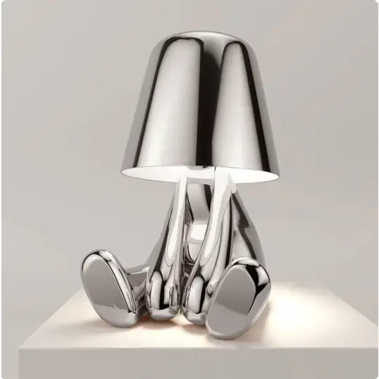 Lampe LED sans fil en or, design sculptural, lumière douce, parfaite pour créer une ambiance chaleureuse et moderne.