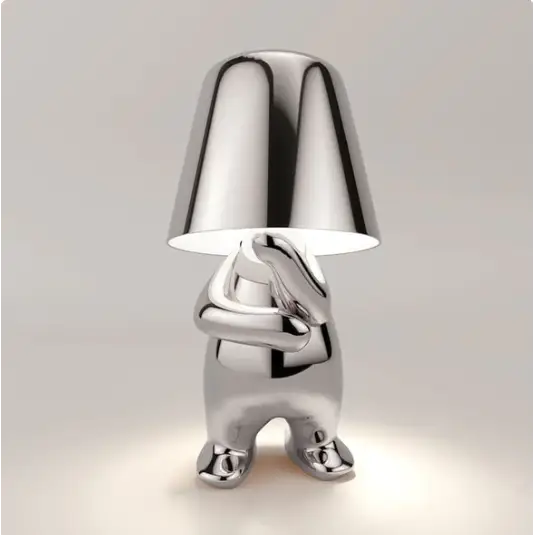 Lampe LED sans fil en or, design sculptural, lumière douce, parfaite pour créer une ambiance chaleureuse et moderne.