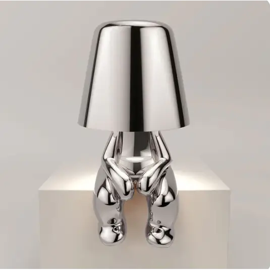 Lampe LED sans fil en or, design sculptural, lumière douce, parfaite pour créer une ambiance chaleureuse et moderne.