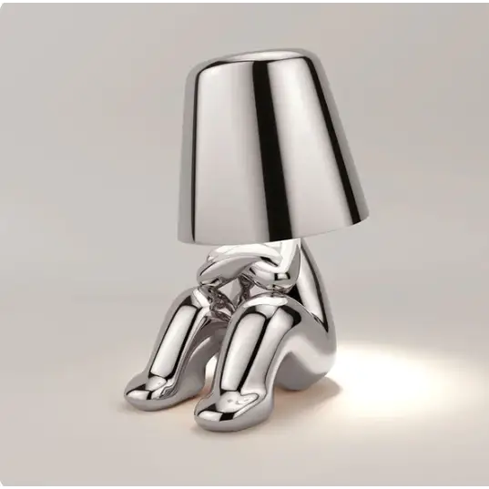 Lampe LED sans fil en or, design sculptural, lumière douce, parfaite pour créer une ambiance chaleureuse et moderne.