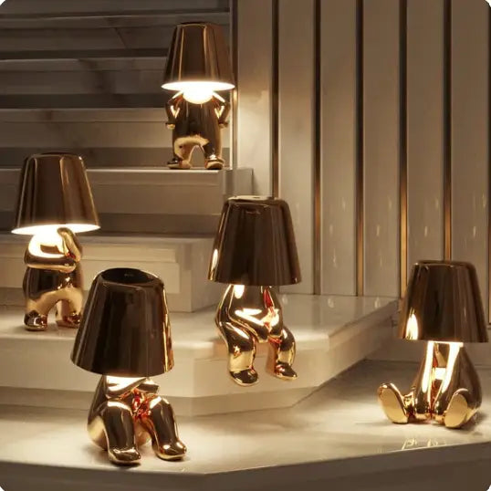 Lampe LED sans fil en or, design sculptural, lumière douce, parfaite pour créer une ambiance chaleureuse et moderne.