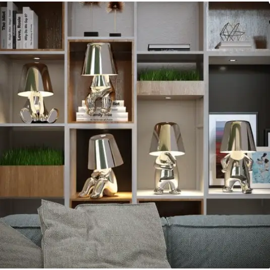 Lampe LED sans fil en or, design sculptural, lumière douce, parfaite pour créer une ambiance chaleureuse et moderne.